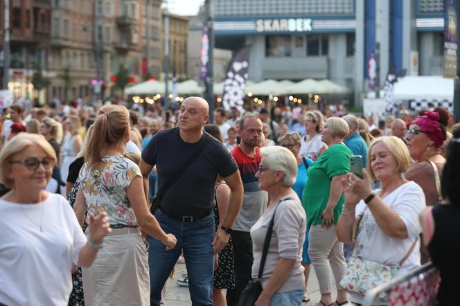 Potańcówka pod Teatrem Śląskim w Katowicach. Tłumy wręcz oszalały ZDJĘCIA