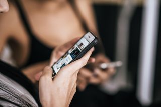 Spędzasz godziny na oglądaniu tiktoków i rolek na Instagramie? Zobacz, jak to wpływa na twój mózg 