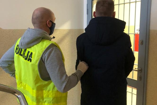 27-letni zbir z Warszawy okradł kobietę metodą na policjanta.