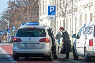 Jolanta Kwaśniewska poszła załatwić sprawy. Jej kierowca w tym czasie...Fuj! Jak tak można?!