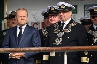 Donald Tusk z wizytą u przyszłych marynarzy. Wspomniał o swoim teściu