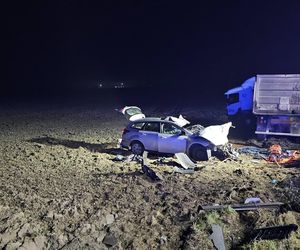 Wypadek na szesnastce. Matka z dzieckiem w fordzie i tragiczny finał