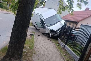 Uszkodzony płot, rozbite samochody, w organizmie alkohol
