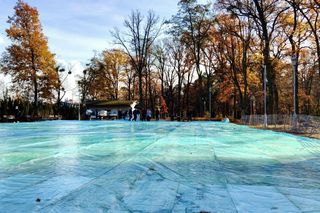 W Parku Miejskim powstaje lodowisko! Grudziądzka ślizgawka ruszy na początku grudnia 