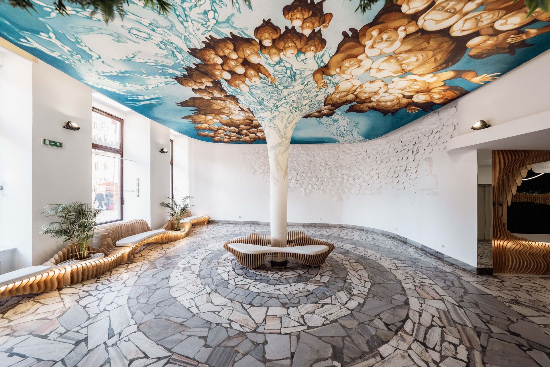 Galeria pod Plafonem i strefa wejściowa Dolnośląskiej Biblioteki Publicznej na rynku