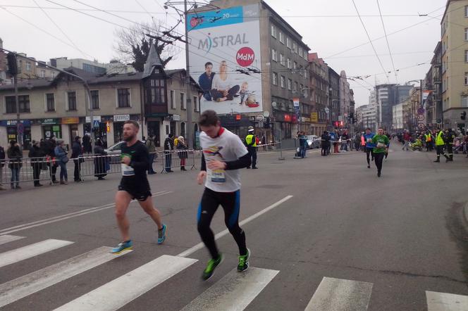 Ruszyli ze Skweru Kościuszki. Pokonali ul. Waszyngtona, Jana z Kolna i Świętojańską. Uczestnicy biegu przebyli łącznie 10 kilometrów.