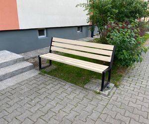 Pracownicy techniczni spółdzielni w wolnym czasie sami robią ławki