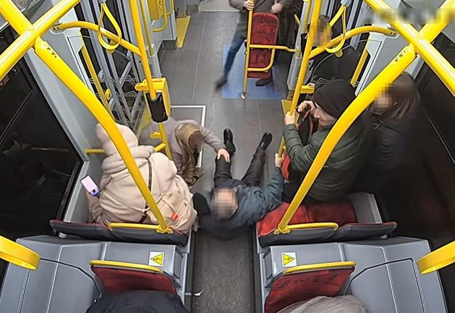 Szokujące sceny z tramwaju w Warszawie. Opublikowano właśnie nagranie. „Trzymaj się mocno”