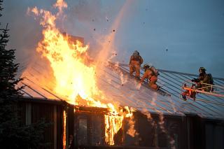 Ocalił sąsiada z pożaru. 80-latek nie był w stanie wyjść z płonącego domu