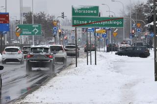 Warszawa nie radzi sobie z atakiem zimy. Chodniki toną w śniegu