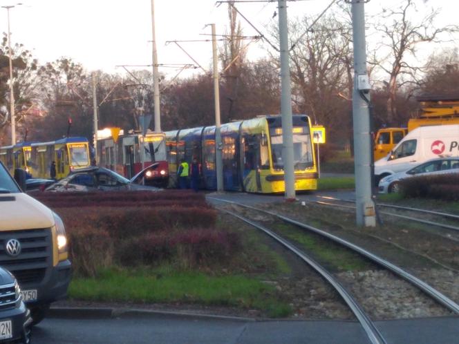 Kolizja tramwaju z samochodem ul. Czerwona Droga