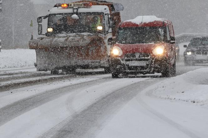 Intensywne opady śniegu w Trójmieście 8.02.2021. Od popołudnia na gdańskich ulicach pracuje ponad 60 pojazdów - płógoposypywarek i ciągników