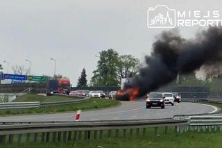 Wielki pożar auta na A2 pod Warszawą. Korek na autostradzie miał kilka kilometrów