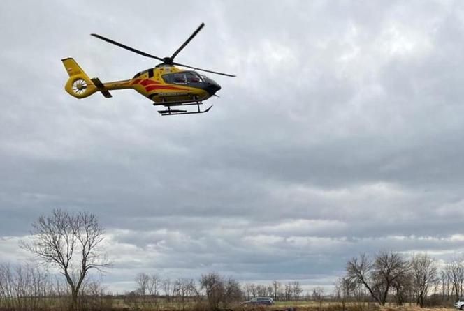 Nastolatka wypadła z opla przez przednią szybę. Wezwano śmigłowiec LPR