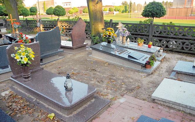 Ksiądz wykopał babcię z grobu