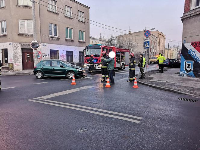 Groźne zderzenie na bydgoskim Szwederowie! Jedna osoba trafiła do szpitala! [ZDJĘCIA]