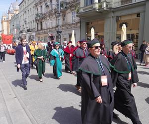 Pochód Juwenaliowy Łódzkich Uczelni. Studenci przejęli Łódź! [ZDJĘCIA]