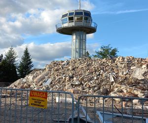 ​Koniec hotelu na lotnisku w Lesznie. Stary, zrujnowany obiekt został wyburzony