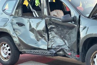 Śmiertelny wypadek na Ursynowie. Morocyklista wjechał w bok osobówki. Nie żyje