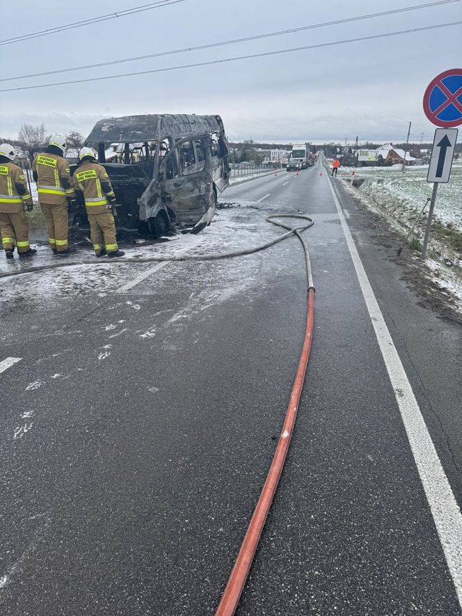 Bus spłonął na drodze pod Tarnowem. Jechało nim ponad 20 osób