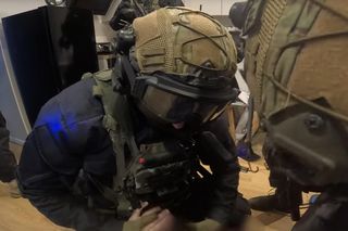 Strzelanina w Bydgoszczy, mężczyzna z raną brzucha. Policjanci weszli do sprawcy o 6.15! Jest NAGRANIE