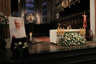 Msza święta w Warszawie za zmarłego papieża Franciszka. Archidiecezja warszawska podała nową datę