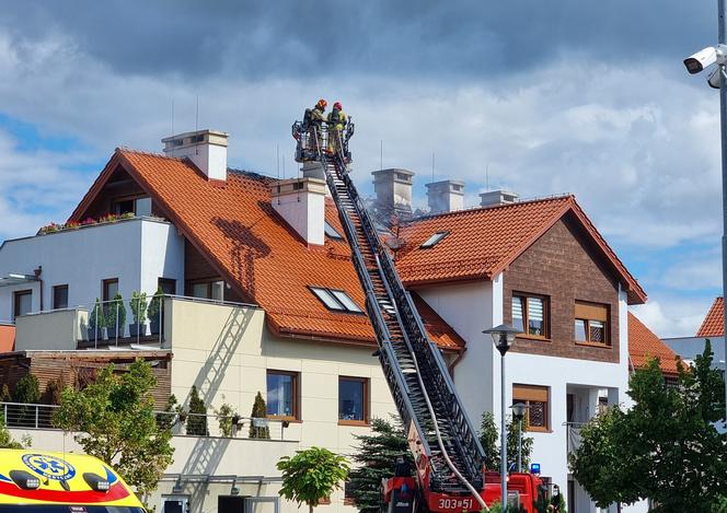 Pożar domu wielorodzinnego w Osielsku! Trudna akcja strażaków [ZDJĘCIA]