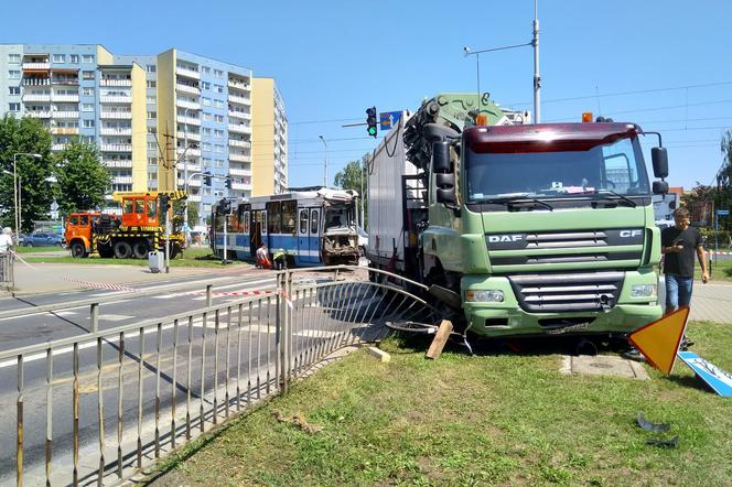 Tramwaj zderzył się z ciężarówką. Ranni pasażerowie i motorniczy!