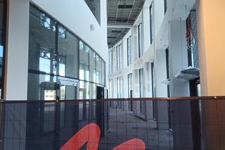 Tłumy chętnych do zwiedzania hali Urania. Wkrótce zostanie oddana do użytku [ZDJĘCIA]