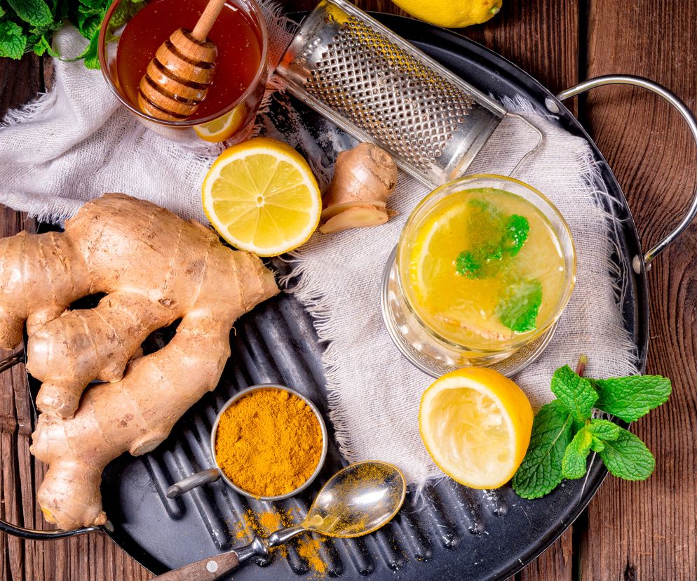 Napar z imbiru można przygotować zarówno ze świeżego kłącza imbiru, jak i sproszkowanego imbiru.