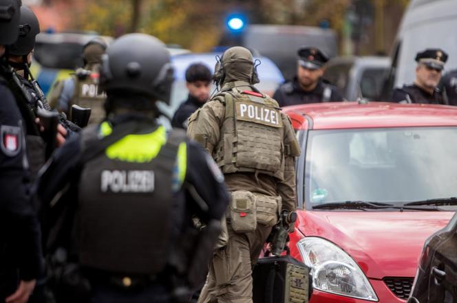 Niemieckie jednostki policji szturmują szkołę w Hamburgu po doniesieniach o bandycie