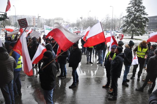 Protest rolników przed Urzędem Wojewódzkim w Kielcach