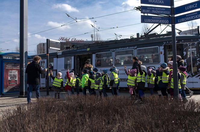 Dzień Kobiet 2019 w Krakowie. Znany społecznik rozda 2500 tulipanów na rondzie Mogilskim!