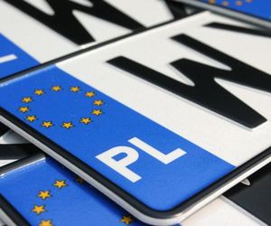 Kierowcy czekali 25 lat. Ministerstwo odpowiada: nie będzie tablic „na całe życie”