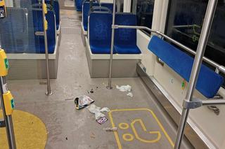 Śmieci w krakowskim tramwaju. Motorniczy sprzątał po pasażerach
