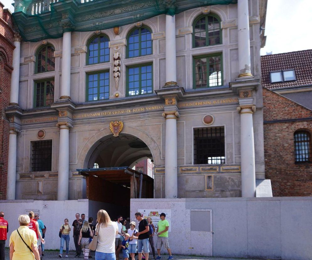 Złota Brama od lat w remoncie. Nieestetyczny płot szpeci zabytek. Inspektorzy skontrolowali postęp prac