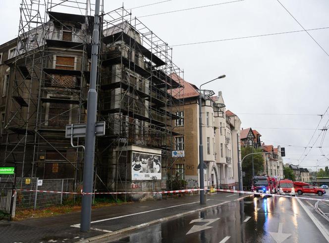 Kamienica w Poznaniu może się zawalić w każdej chwili. Trzeba było ewakuować ludzi [ZDJĘCIA]