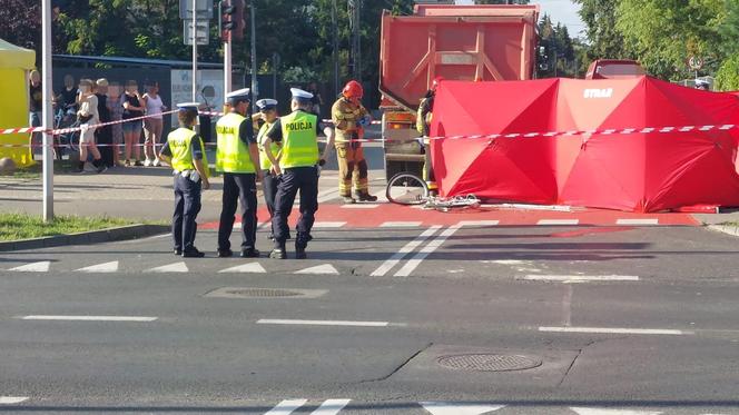 Wypadek w Wesołej. Matka i 9-letnia córka potrącone przez tira