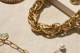 Grube, ciężkie łańcuchy - idealny dodatek do prostych stylizacji 