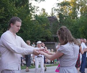 Sielanka na parkiecie w Muzeum Wsi Lubelskiej pod gołym niebem! Za nami kolejna potańcówka w rytmie miejskiego folkloru z Warszawy i Lwowa