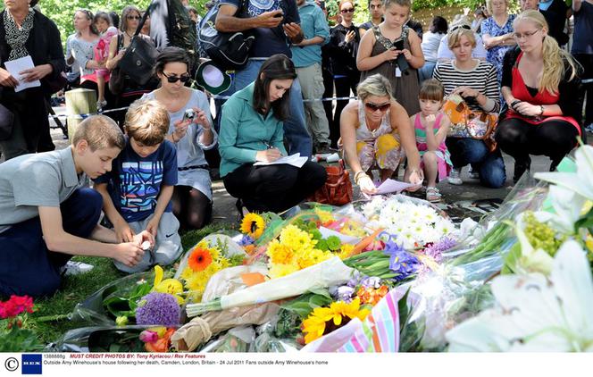 LONDYN: Fani płaczą po śmierci Amy Winehouse