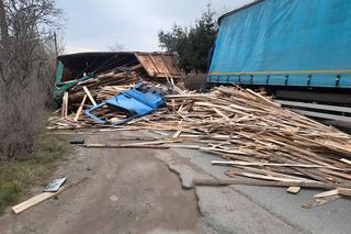 Przyczepa z drewnem zmiażdżyła kabinę ciężarówki. Kierowca był zakleszczony 
