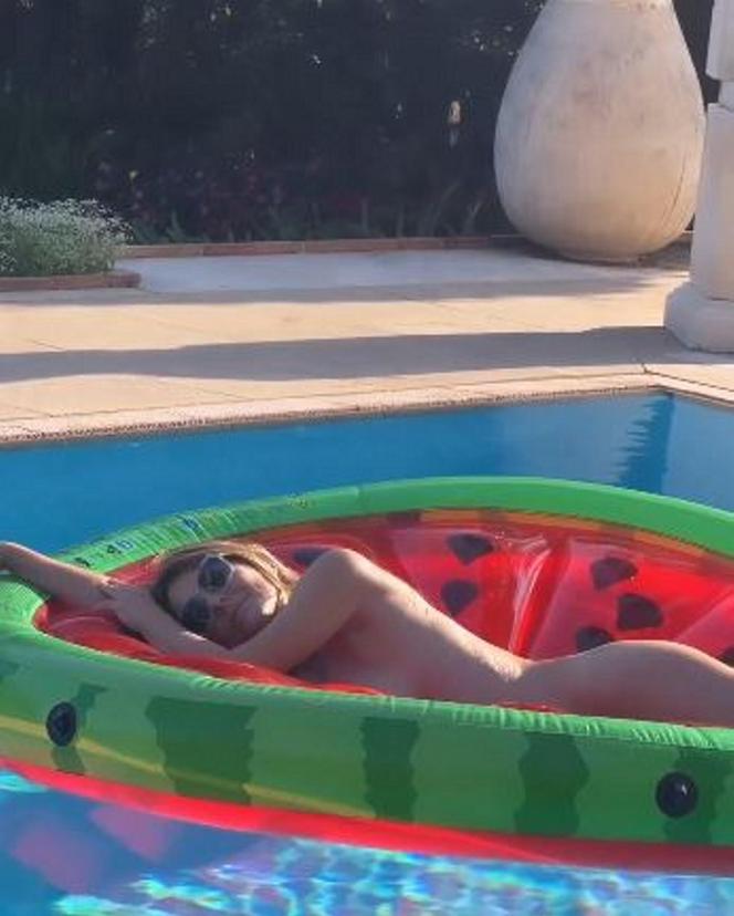  58-letnia Liz Hurley kompletnie odleciała. Całkiem nago pozuje na arbuzie