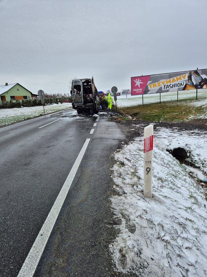 Bus spłonął doszczętnie pod Tarnowem. Podróżowało nim 25 osób