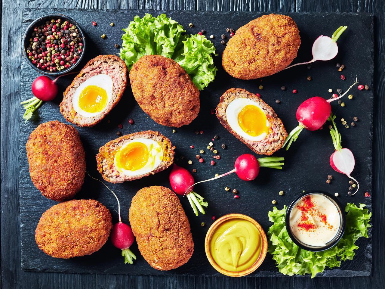 Jaja po szkocku: przepis na przekąskę, obiad lub śniadanie wielkanocne