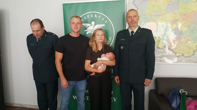Funkcjonariusze ITD pomogli Wandzie bezpiecznie przyjść na świat. Mają nadzieję, że kiedyś przyjdzie na służbę
