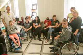 BULWERSUJĄCA decyzja Kancelarii Sejmu ws. protestujących niepełnosprawnych [NOWE INFORMACJE]