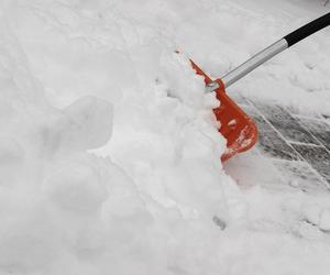 Strażnicy Miejscy z Kalisza przypominają o obowiązku odśnieżania chodnika