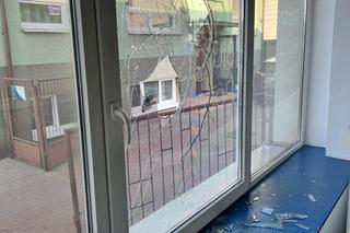 Biuro ministra Błaszczaka zdewastowane. Atak kamieniami w Legionowie