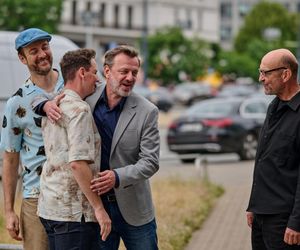 Na Wspólnej, odcinek 4085. Smolny (Łukasz Konopka), Daniel (Michał Tomala), Tymon (Łukasz Wójcik), Artur (Janusz Chabior), Kuba (Kacper Łukasiewicz)